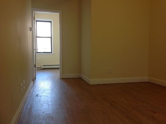 3rd image of 9916 Metropolitan Ave #2F