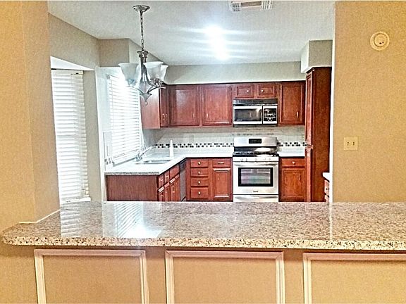 Large Kitchen, Granite, Stainless steel appliance