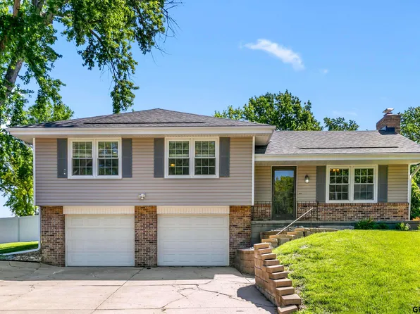 9806 O Cir, Omaha, NE 68127