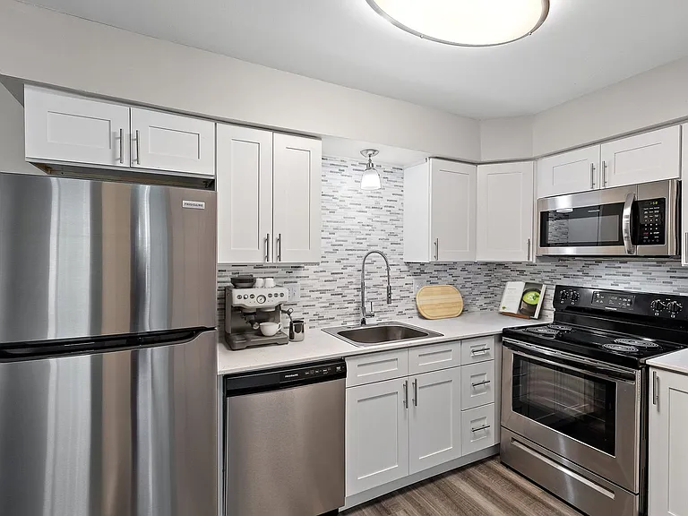 Hines Park Place Apartments — Photo 11