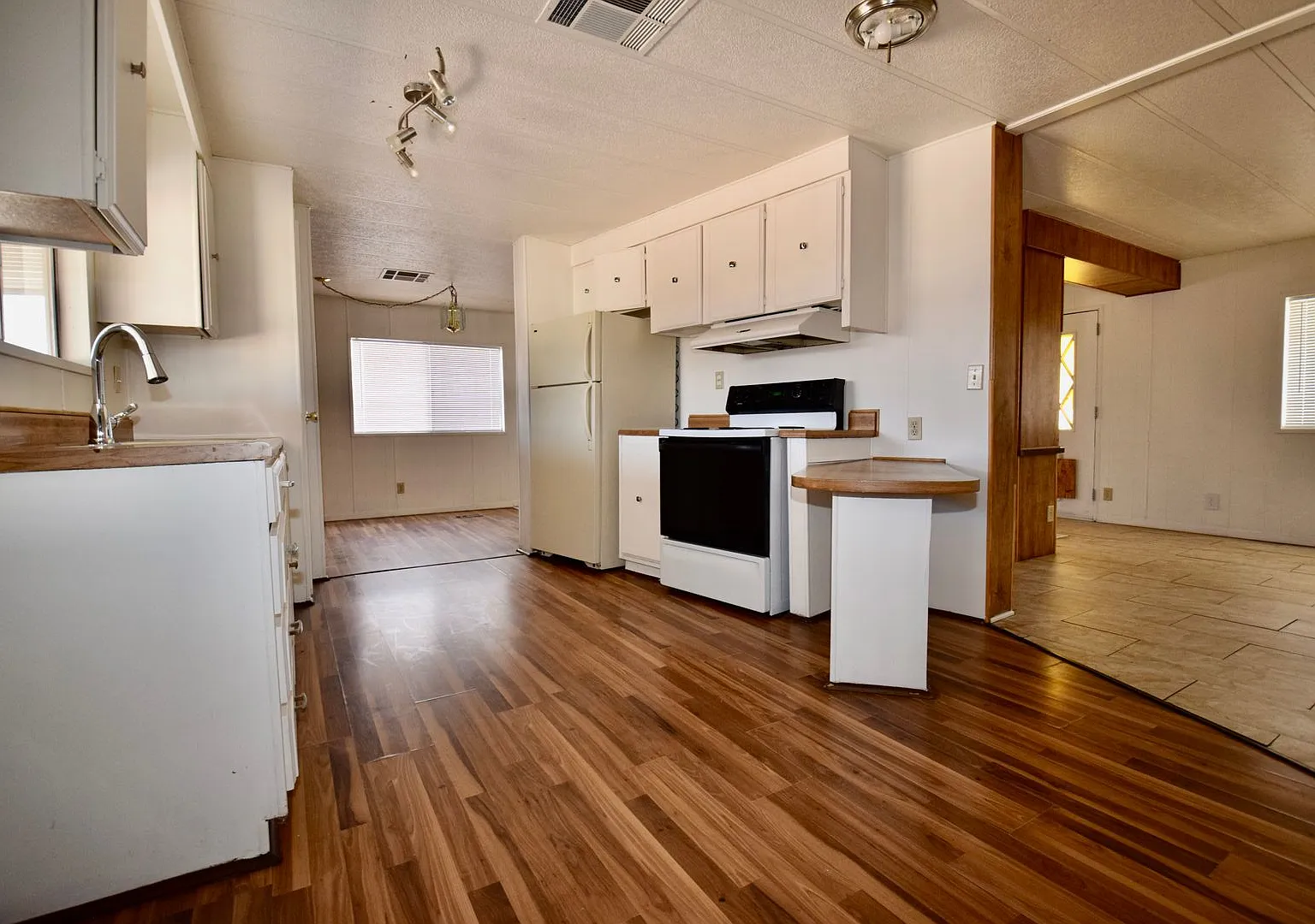 3 bed 2 bath Mesa home in a quiet neighborhood! — Photo 2