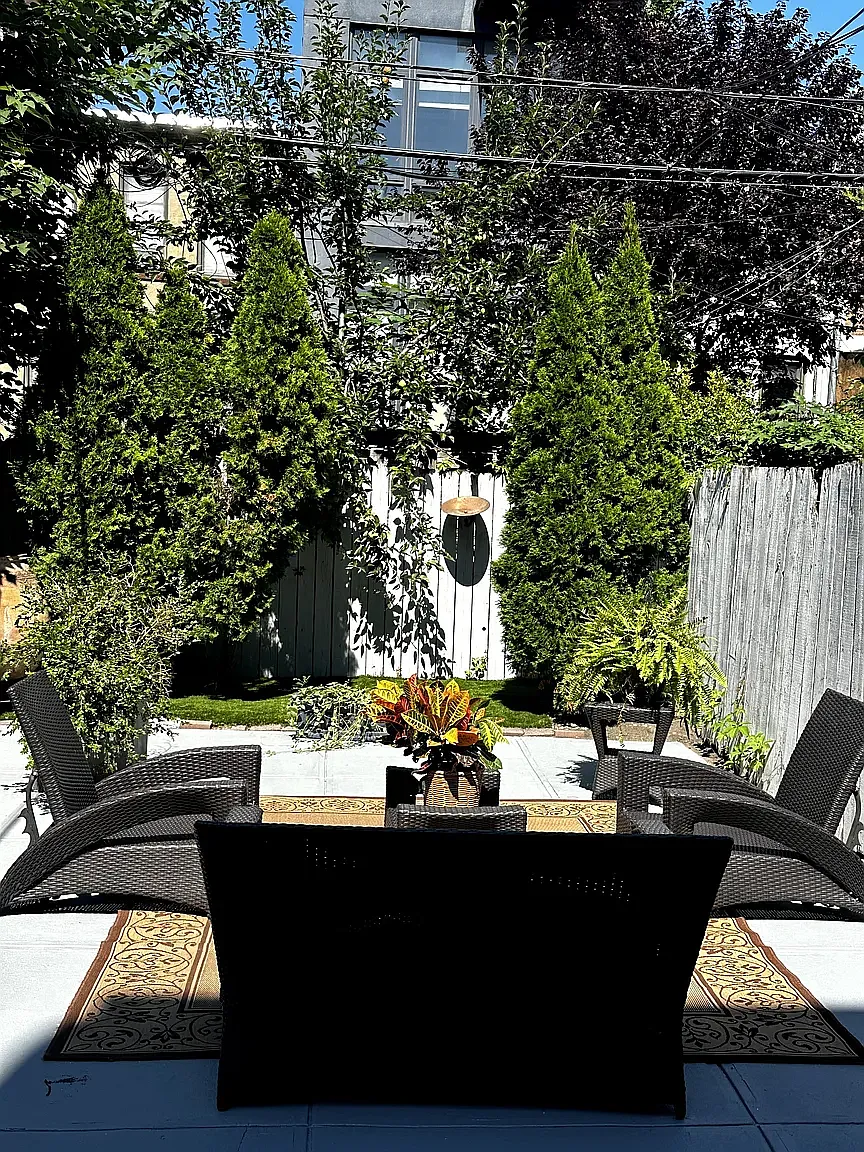 693 De Graw Street — Photo 1