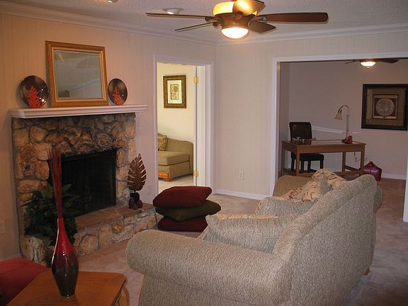 3rd image of 202 Timbercove Cir