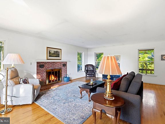 5th image of 10 Cedar Chase Ct