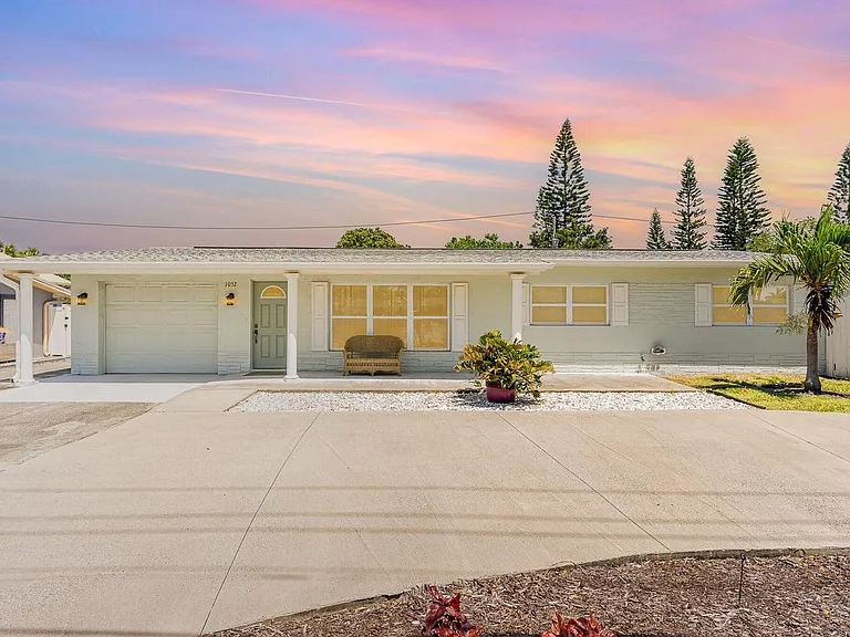 1052 Pine Tree Dr — Photo 1