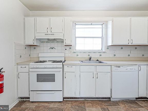 3rd image of 605 Woodchip Rd