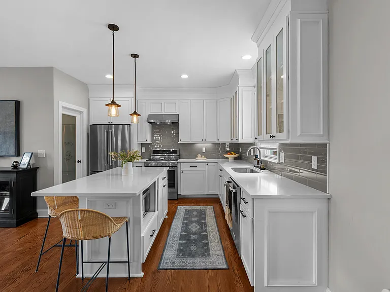 819 Irving Ave — Photo 15