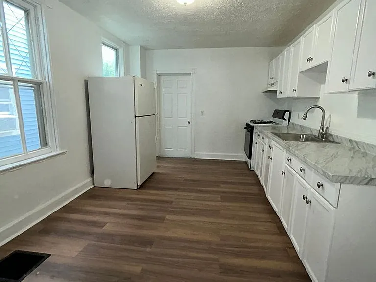 367 Hewitt St — Photo 4