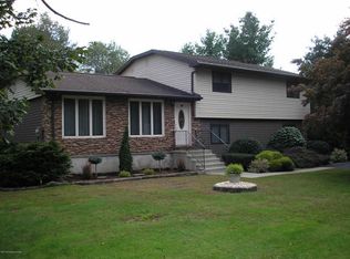 99 Country Club Rd, Dallas, PA 18612