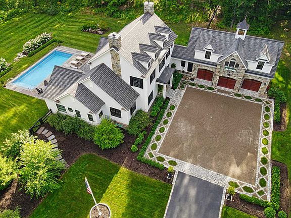 2nd image of 29 Carriage House La Saratoga Spgs
