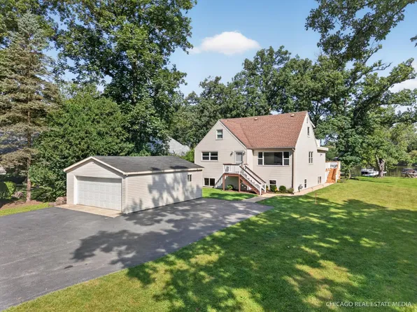 220 Hickory Nut Grove Ln, Cary, IL 60013