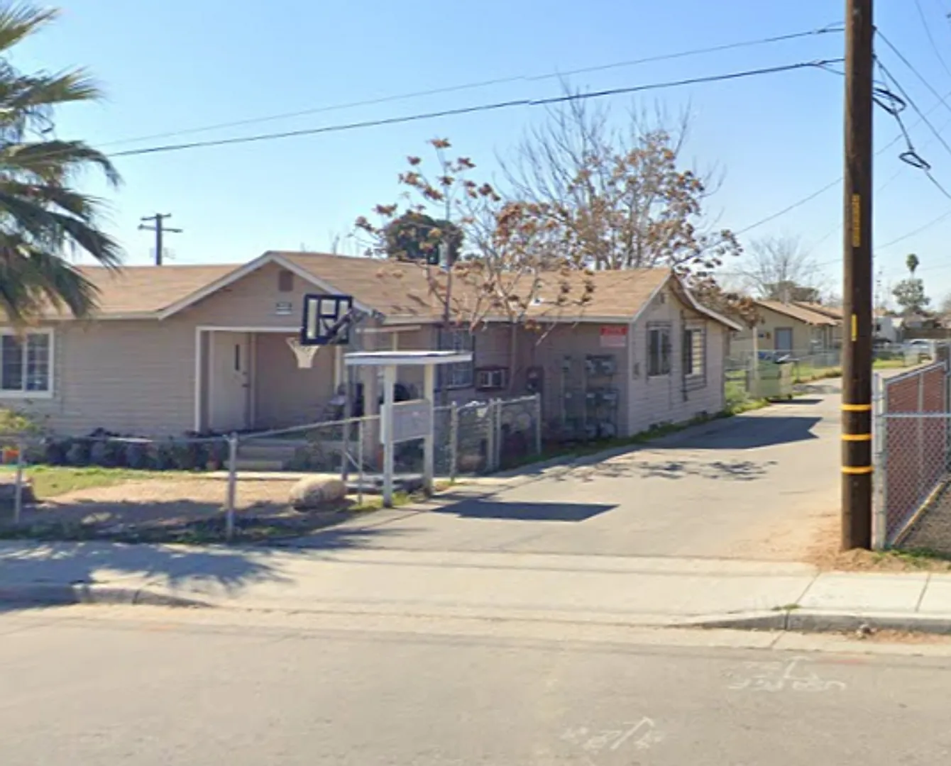 Charming 2-bedroom Home with Yard and Washer/Dryer Hookups — Photo 3