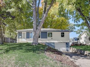 1321 Hillsboro Ave N, Golden Valley, MN 55427