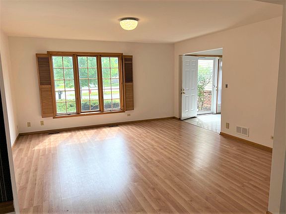 4th image of 1108 Oakwood Dr