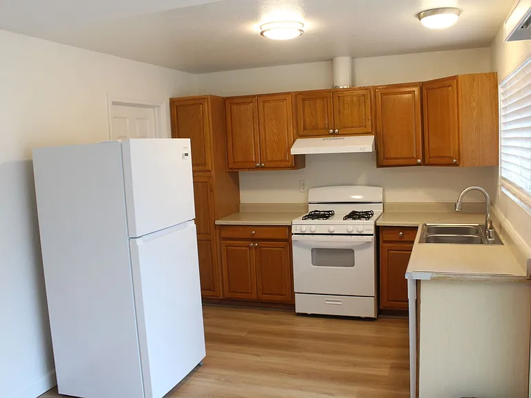 331 Rebecca Ave — Photo 2