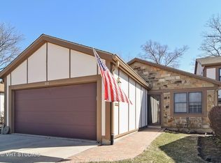 913 Wheaton Oaks Dr, Wheaton, IL 60187