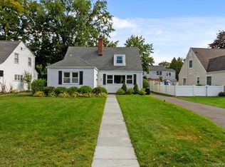 8 Huntley Rd, Eastchester, NY 10709