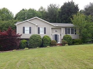 146 Stone Bridge Rd, Mount Airy, NC 27030