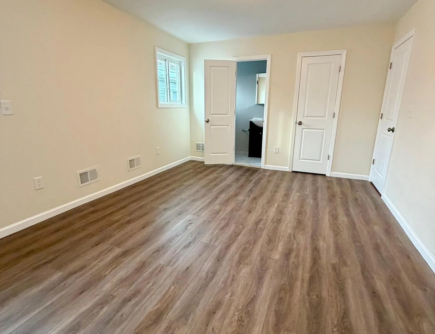 3 bed, 1.5 bath, 2400 sqft, $3,500 — Photo 4