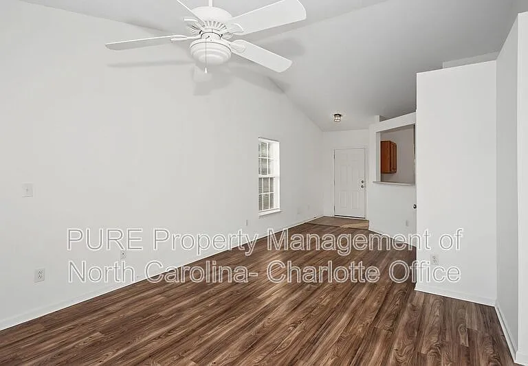 2910 Bridgeville Ln — Photo 2