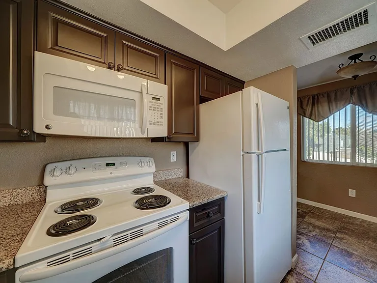 3301 W Loma Ln #4 — Photo 5