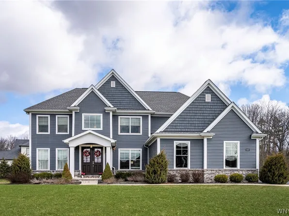 5527 Meadowglen Dr, Clarence Center, NY 14032