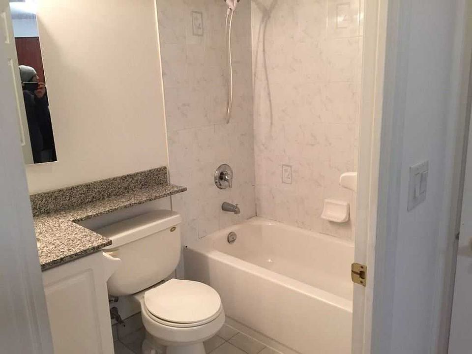 2nd image of 5508 Yonge St #806