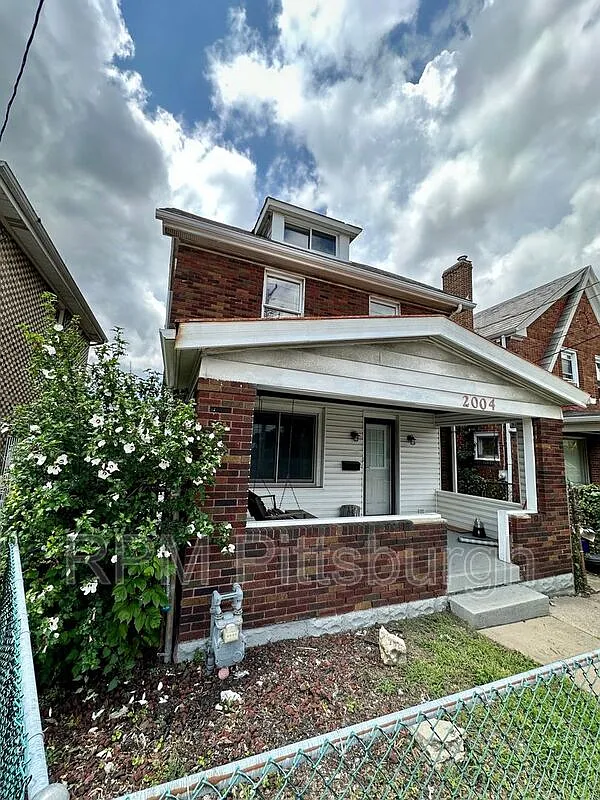 2004 Pioneer Ave photo 1