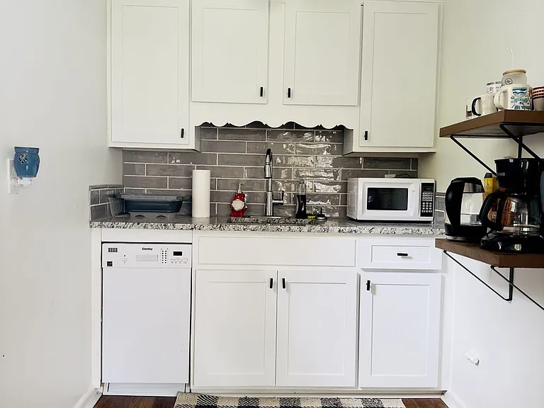 104 Stratford Ct — Photo 6