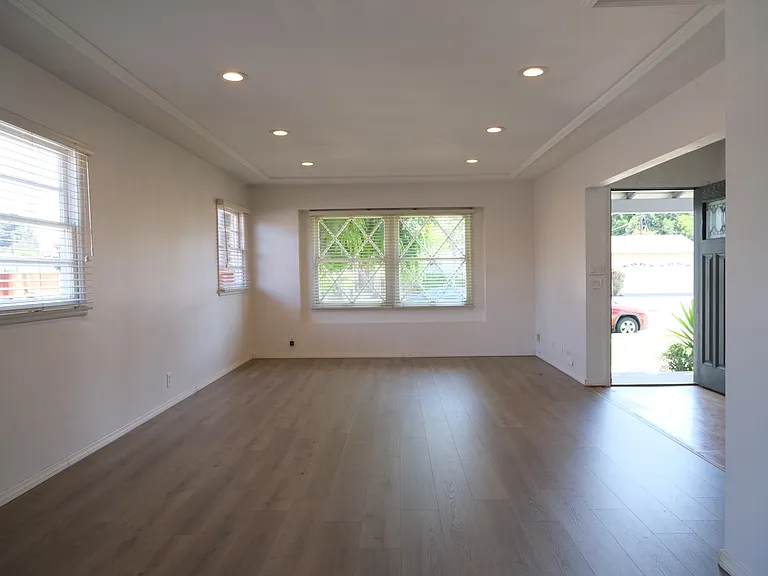 929 N Summer St — Photo 13