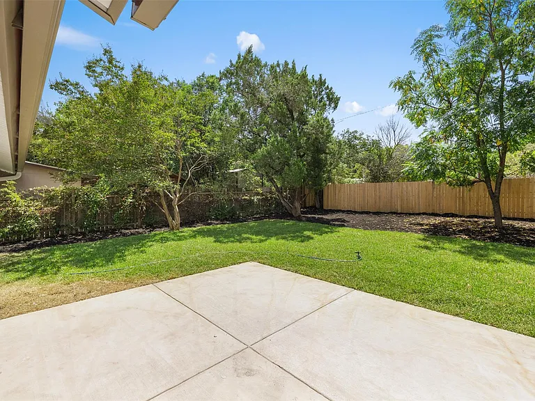 1111 Spearson Ln — Photo 32