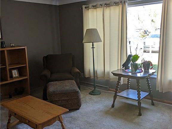 3rd image of 909 Lincoln Dr