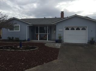 2038 W Santiam Dr, Woodburn, OR 97071