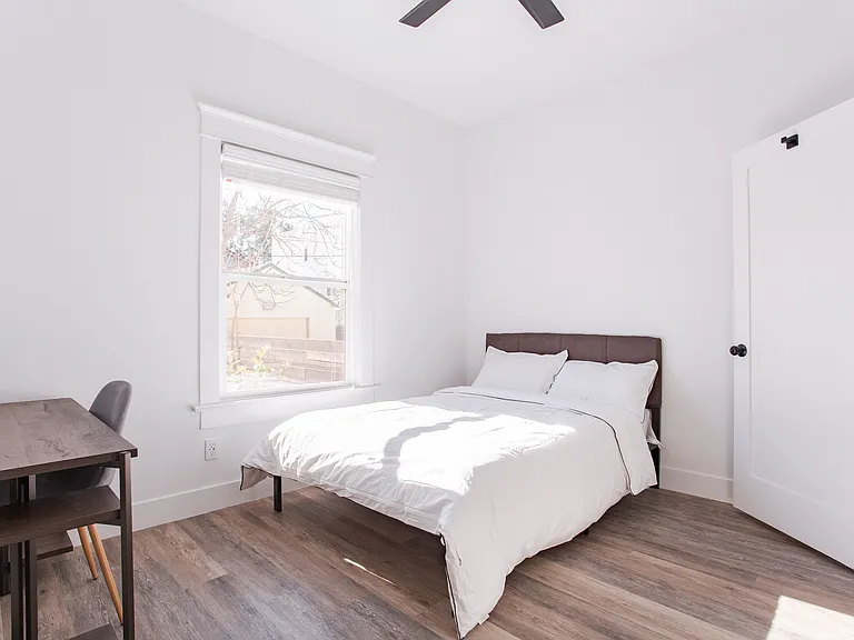 1158 W 37th St #5 — Photo 6