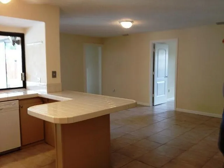 737 NW 84th Ln — Photo 3