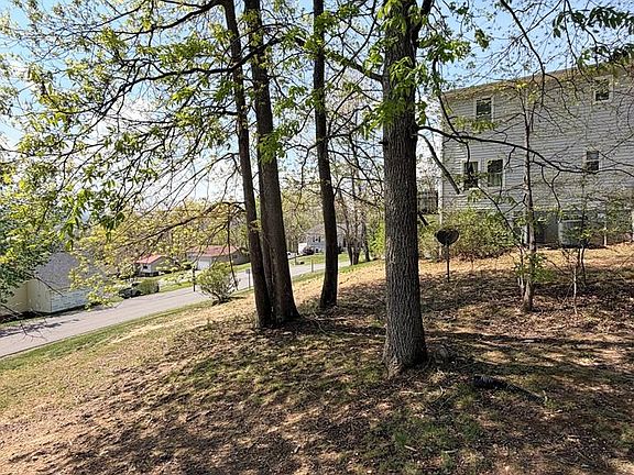 4th image of 135 Bayberry Ave
