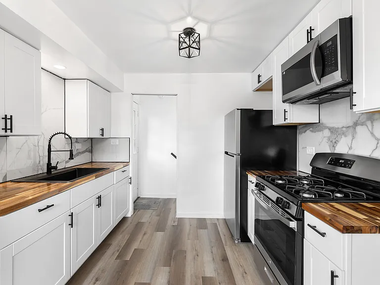 182 W 29th Pl — Photo 8