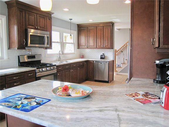 3rd image of 23 Sandalwood Dr