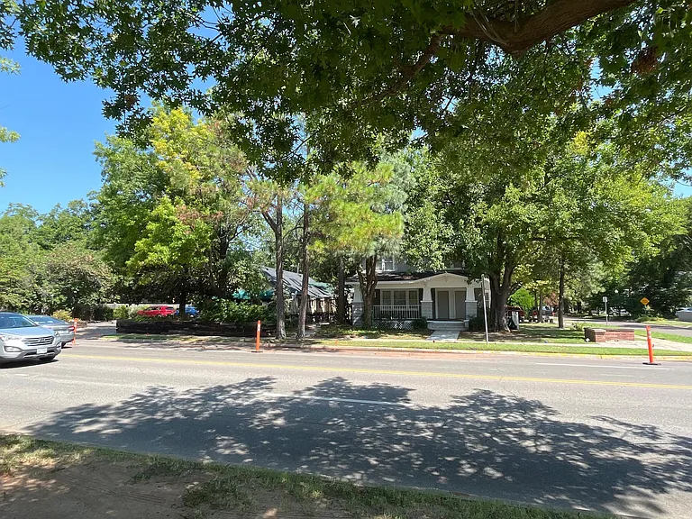 603 W Boyd St #UPSTAIRS — Photo 2