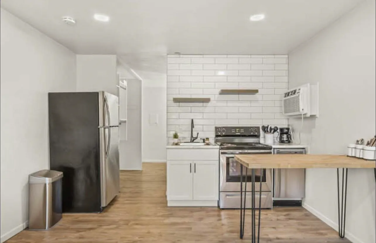 Studio, 1.0 bath, 550 sqft, $1,600 — Photo 2