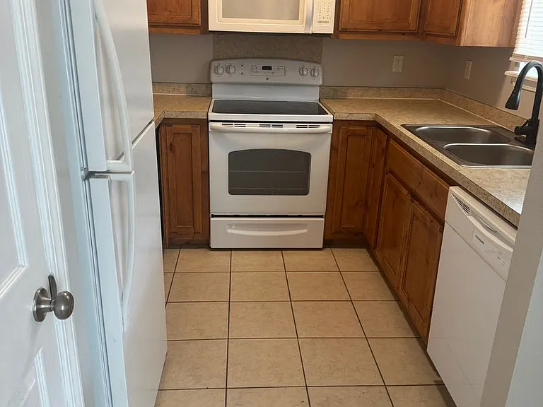 111-113 Cherokee — Photo 20