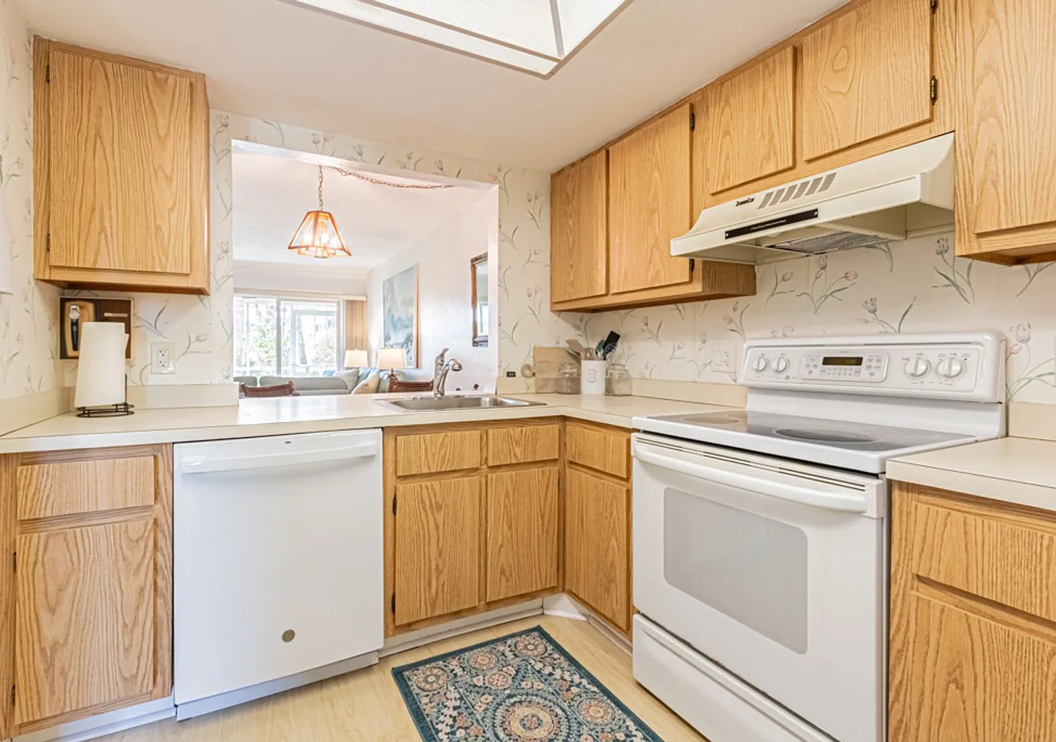 Available Now! Furnished Ground-Floor End Unit | Lake & Pool Views | Minutes To Marco Island & Do... — Photo 4