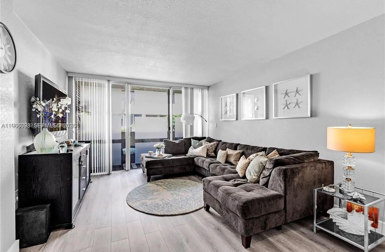 2 bed, 1026 sqft, $2,700 — Photo 4