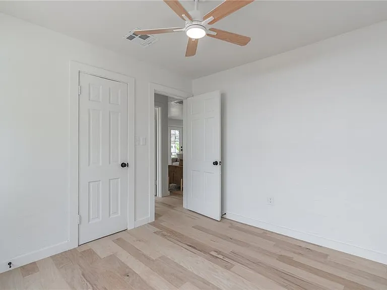 2213 NE 18th St — Photo 36