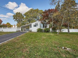 97 Brentwood St, Bay Shore, NY 11706