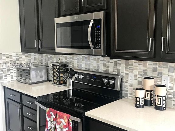 3rd image of 1047 Banyan Dr