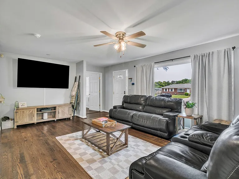 304 Wales Cir — Photo 5