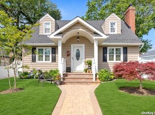 43 Washington St, Merrick, NY 11566