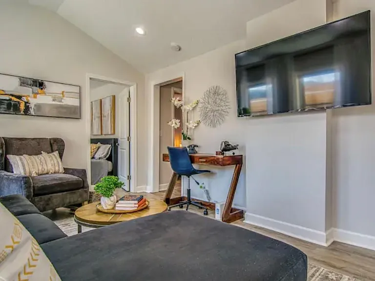 2117 Gladstone Ave — Photo 12