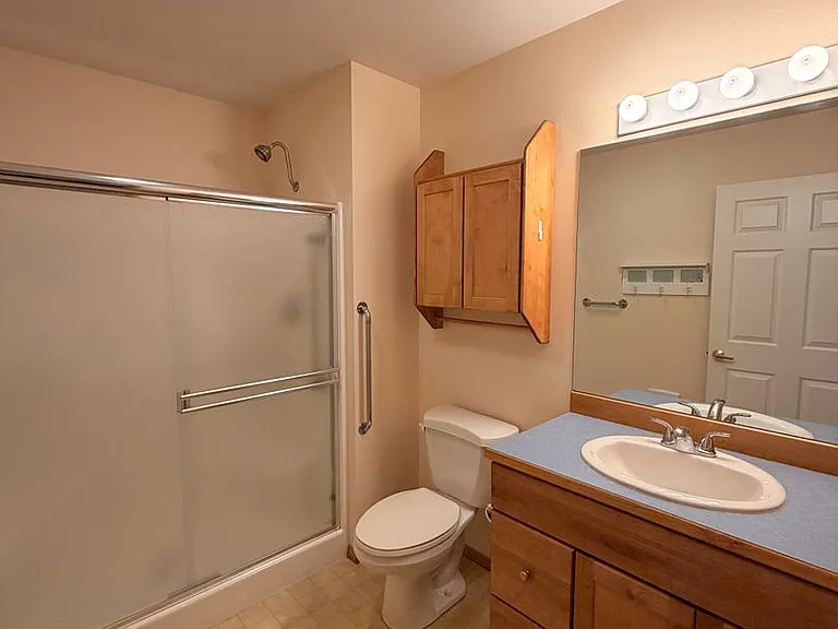 2551 NE Ravenwood Dr — Photo 9
